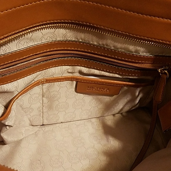 SOLD!!!!Michael kors travelor - Picture 3 of 4